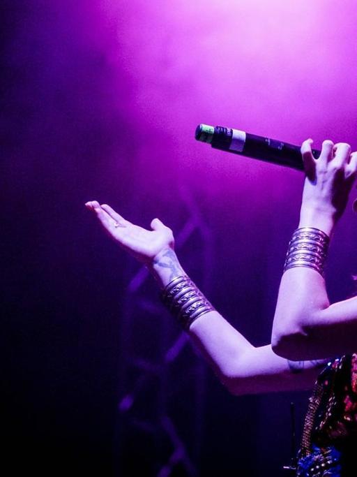Die türkische Sängerin Gaye Su Akyol bei einem Auftritt im Rahmen des Festivals Musicas do Mundo in Sines, Portugal.
