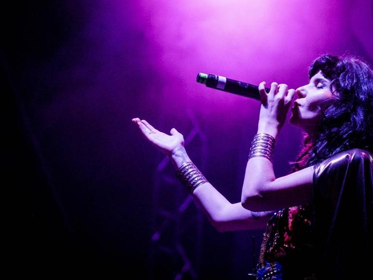 Die türkische Sängerin Gaye Su Akyol bei einem Auftritt im Rahmen des Festivals Musicas do Mundo in Sines, Portugal.