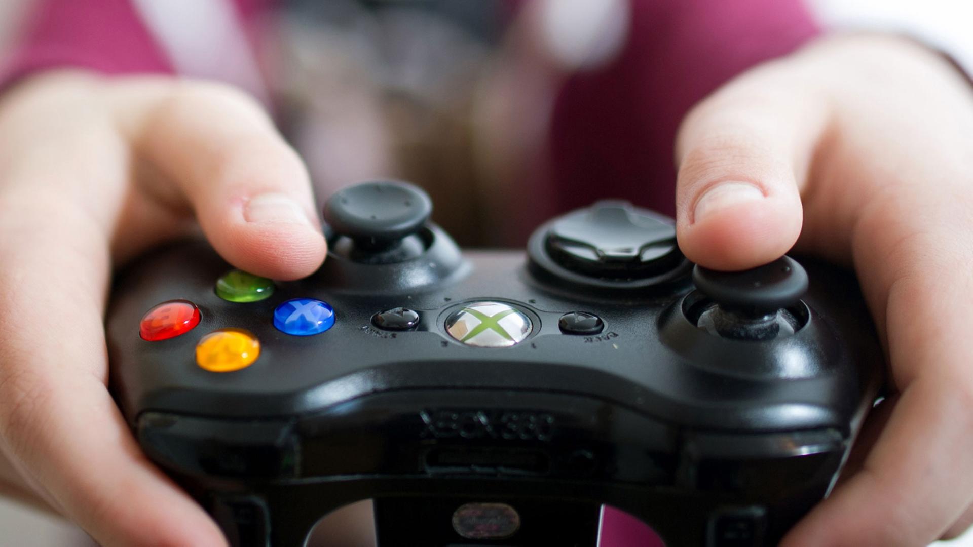 Ein Junge spielt auf seiner Xbox Spielkonsole, aufgenommen am 06.01.2015 in Dresden Ein Junge spielt auf seiner Xbox Spielkonsole, aufgenommen am 06.01.2015 in Dresden