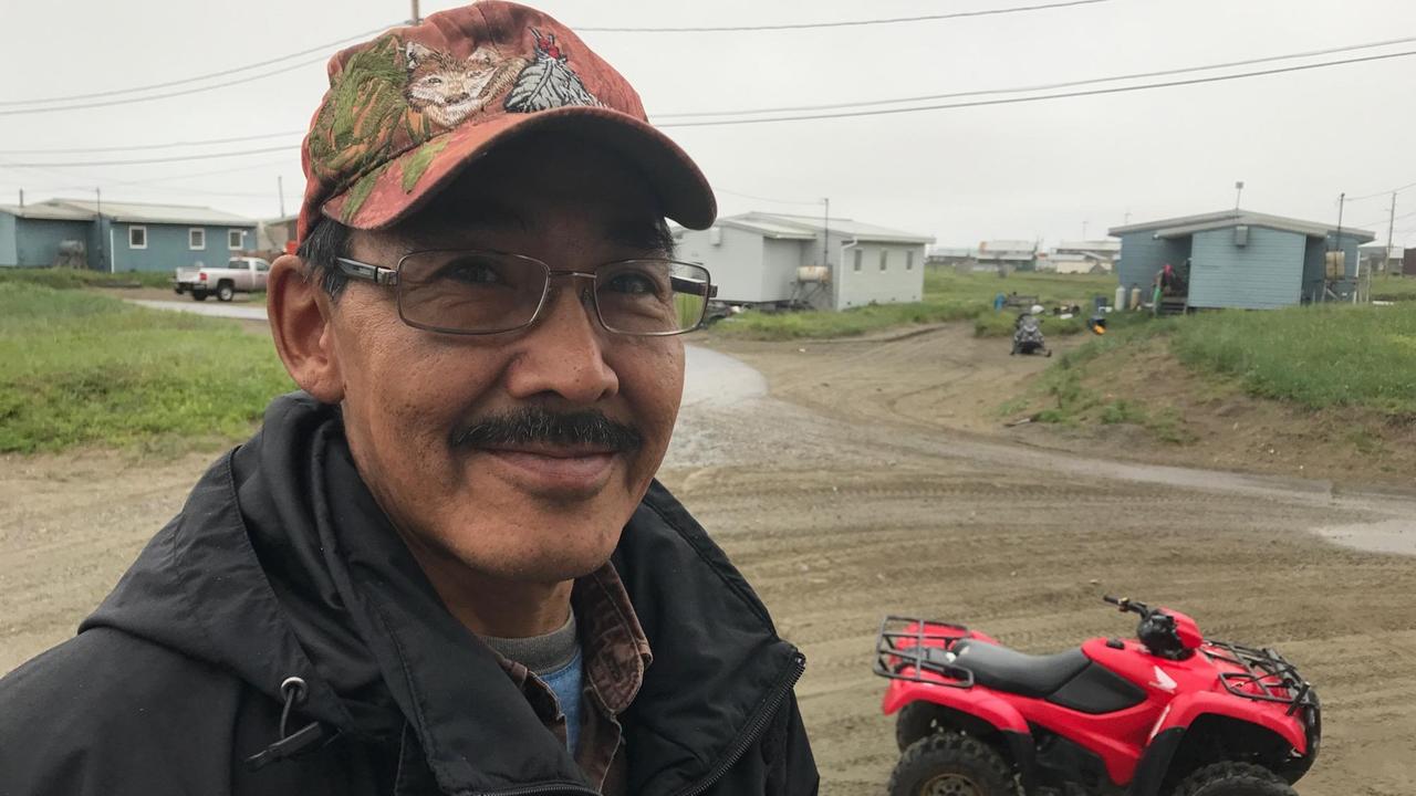 Stan Tocktoo, Mitglied im Ältestenrat des Volkes der Inupiat von Shishmaref, ist ein erfahrener Jäger und Eiskundiger. Stan Tocktoo, Mitglied im Ältestenrat des Volkes der Inupiat von Shishmaref, ist ein erfahrener Jäger und Eiskundiger.