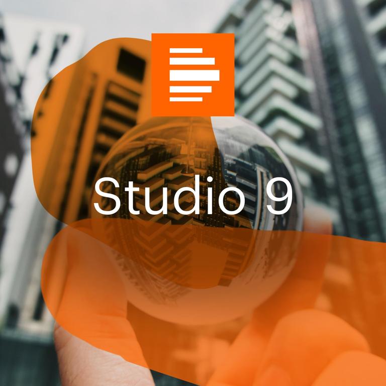 Das Podcast-Logo von "Studio 9" zeigt eine kleine Kugel in einer menschlichen Hand. Darin spiegeln sich die grauen Hochhäuser des Hintergrunds. Im Vordergrund sind halbtransparente Pinselstriche in orange zu sehen und darüber ist zu lesen "Studio 9".