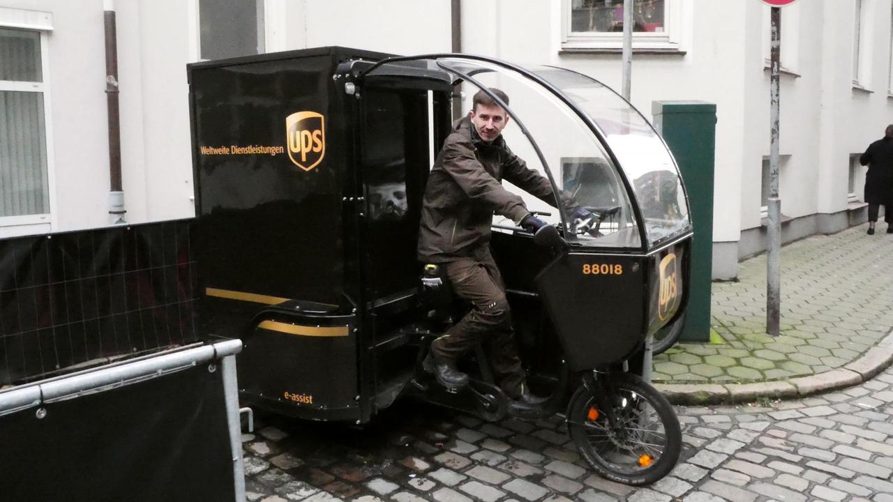 Ein Fahrer von UPS auf seinem Lastenrad. Ein Fahrer von UPS auf seinem Lastenrad.