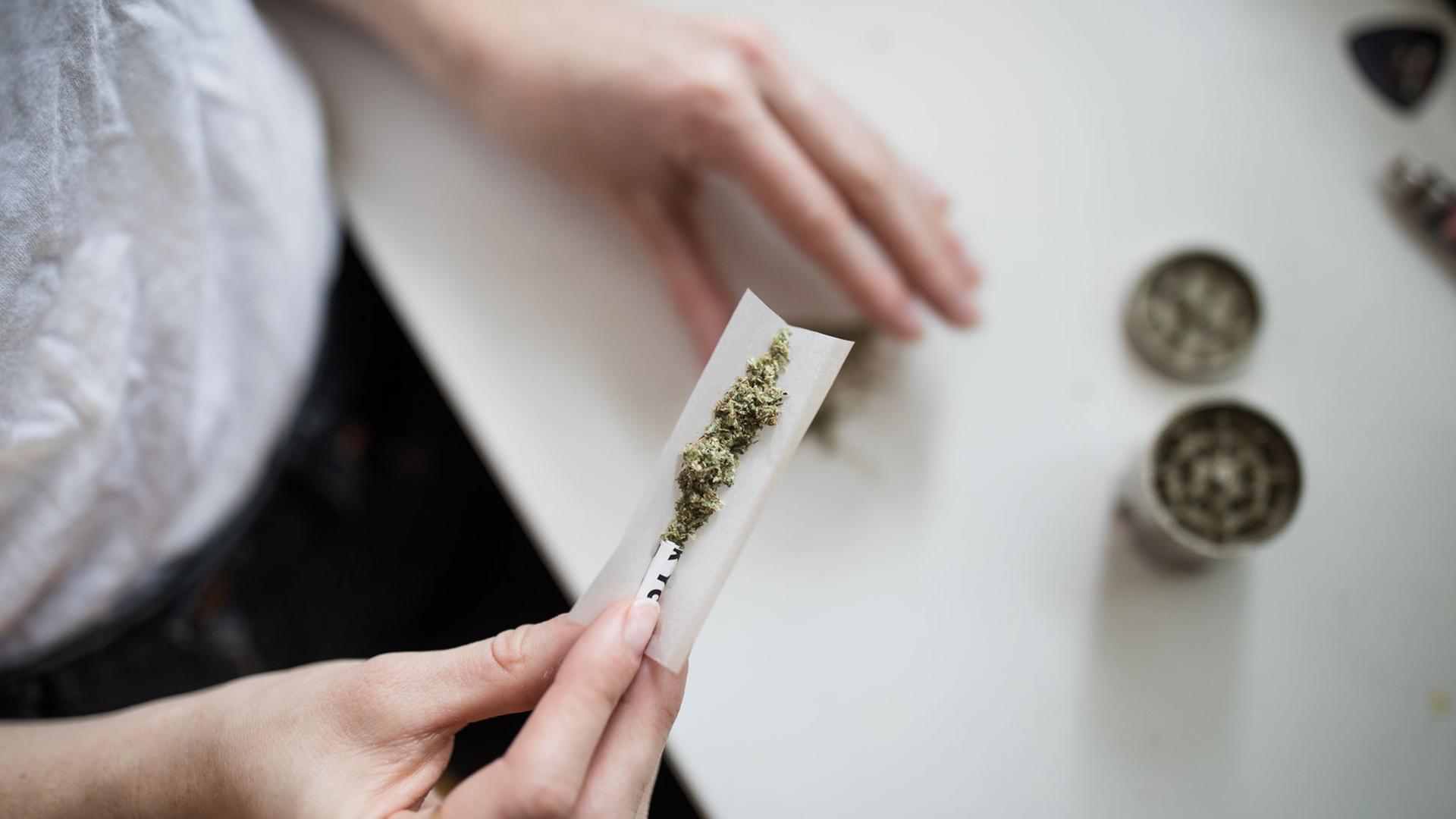 Eine Frau dreht sich einen Joint. Eine Frau dreht sich einen Joint.