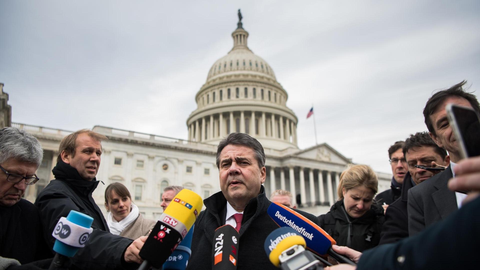 Außenminister Gabriel bei seinem USA-Besuch vor dem Kapitol in Washington Außenminister Gabriel bei seinem USA-Besuch vor dem Kapitol in Washington