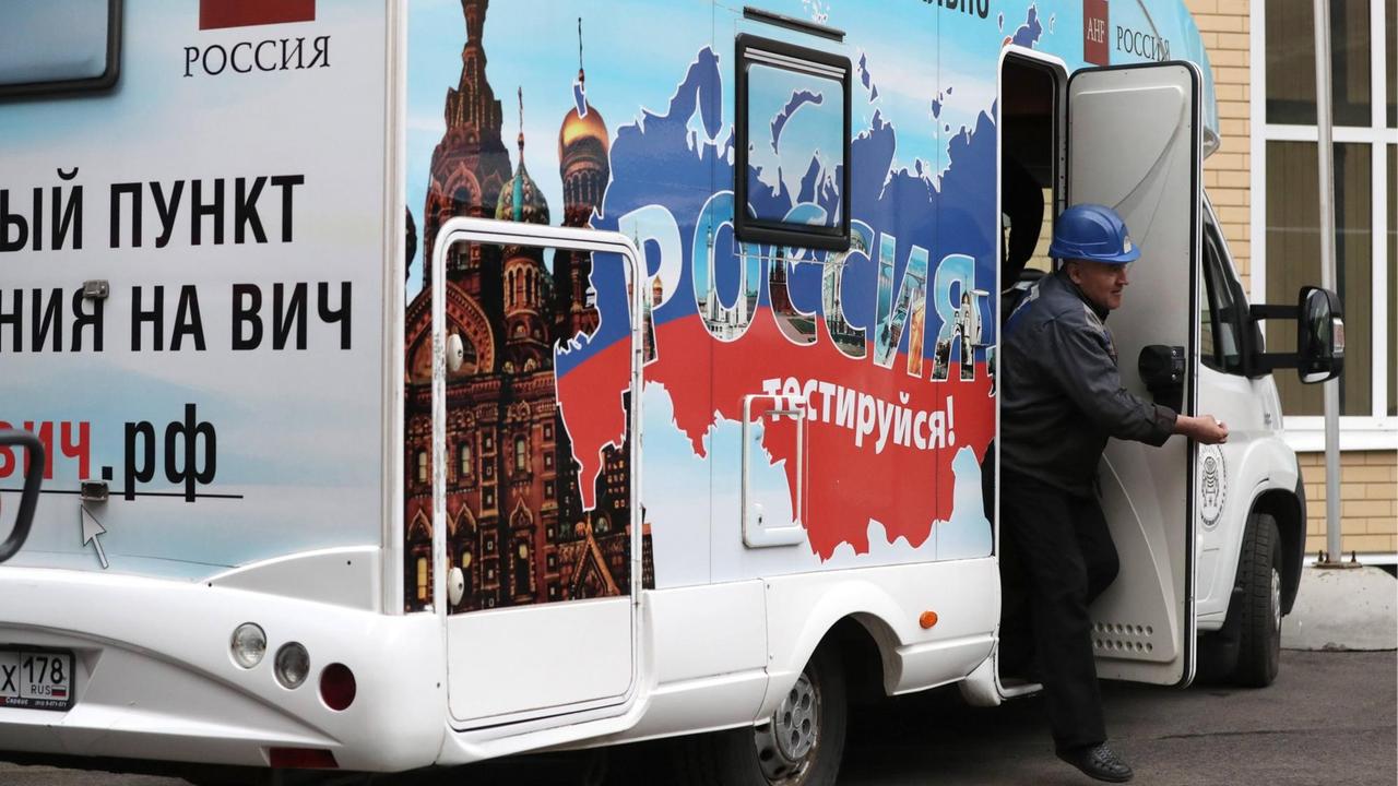Ein HIV-Test kann hier im russischen St. Petersburg freiwillig in diesem mobilen Testlabor vorgenommen werden. Mai 2019