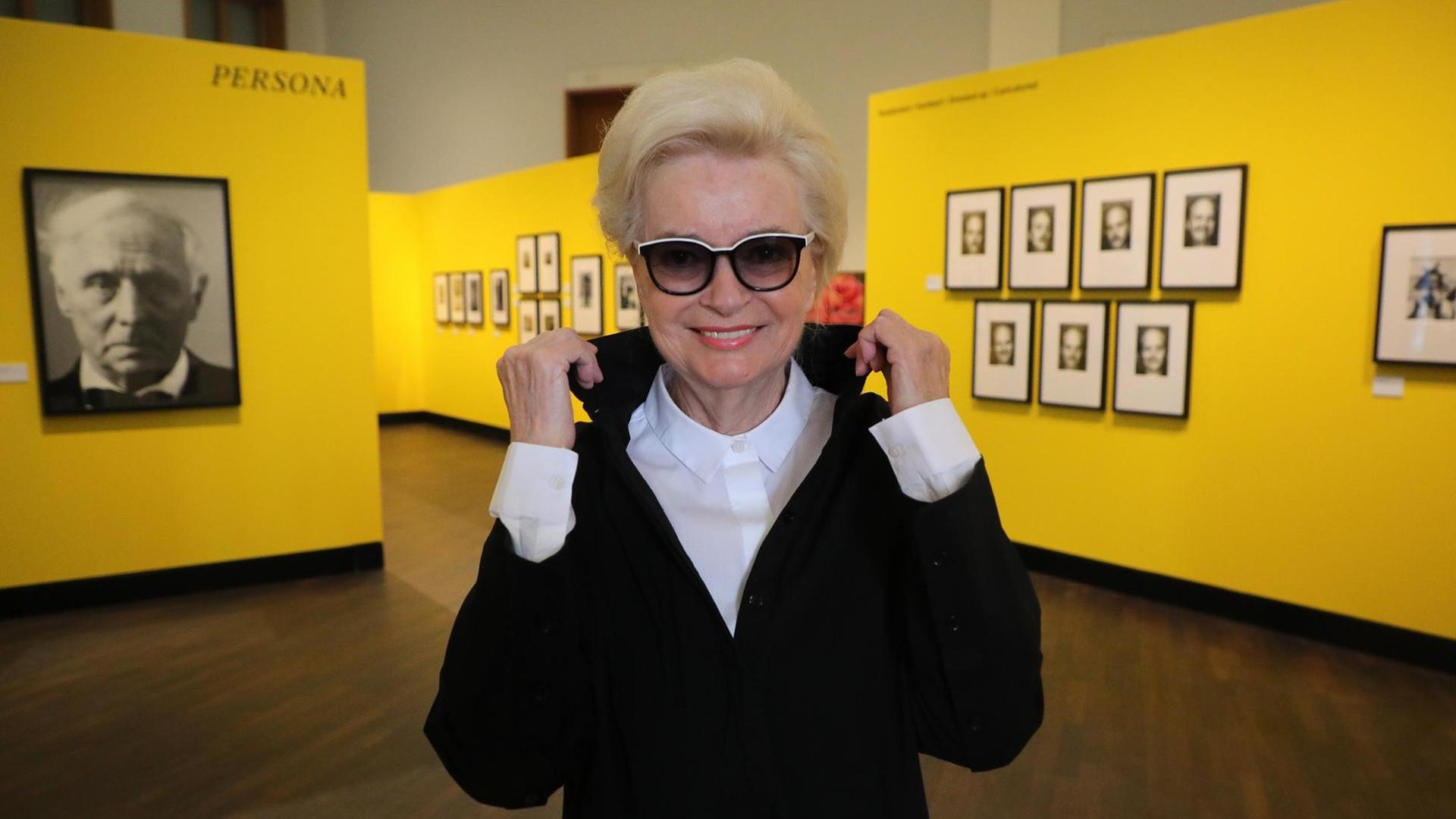 27.06.2018, Berlin: Die Sammlerin und Fotografin Angelika Platen steht in der Ausstellung «Künstler Komplex - Fotografische Porträts von Baselitz bis Warhol», im Museum für Fotografie, zwischen ihren gesammelten Werken. Gezeigt werden rund 180 Arbeiten unterschiedlichster Fotografen aus der Sammlung Angelika Platen von 1917 bis 2000. Sie verdeutlichen die Kunst- und Künstlergeschichte des vergangenen Jahrhunderts. Foto: Wolfgang Kumm/dpa | Verwendung weltweit 27.06.2018, Berlin: Die Sammlerin und Fotografin Angelika Platen steht in der Ausstellung «Künstler Komplex - Fotografische Porträts von Baselitz bis Warhol», im Museum für Fotografie, zwischen ihren gesammelten Werken. Gezeigt werden rund 180 Arbeiten unterschiedlichster Fotografen aus der Sammlung Angelika Platen von 1917 bis 2000. Sie verdeutlichen die Kunst- und Künstlergeschichte des vergangenen Jahrhunderts. Foto: Wolfgang Kumm/dpa | Verwendung weltweit