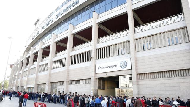 Fans von Atletico Madrid stehen an den Kassen des Stadions Vicente Calderon nach Karten an. Das Stadion soll schon in wenigen Monaten abgerissen werden.
