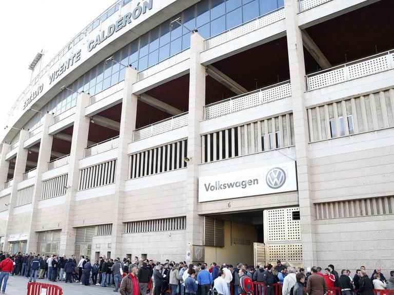 Fans von Atletico Madrid stehen an den Kassen des Stadions Vicente Calderon nach Karten an. Das Stadion soll schon in wenigen Monaten abgerissen werden.