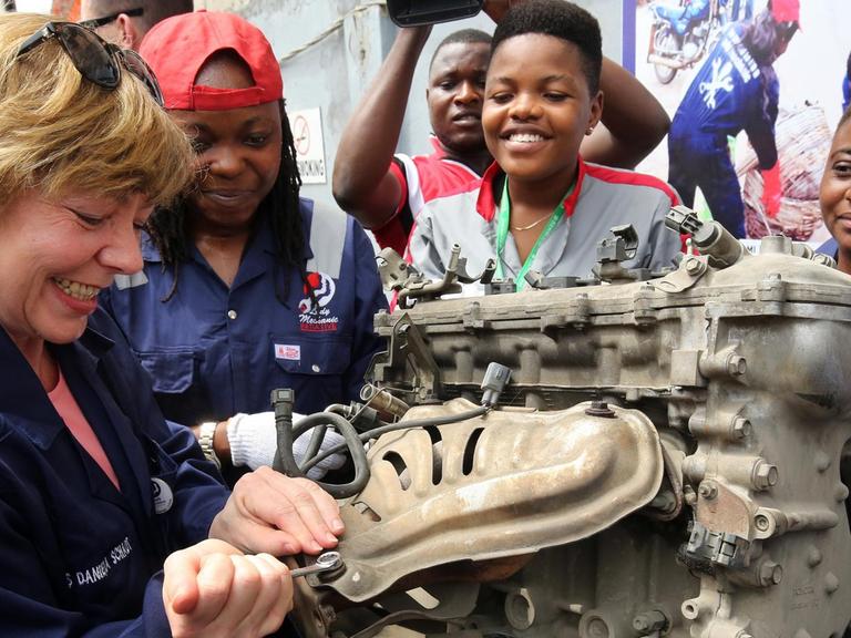 Da muss auch mal die First Lady ran: Daniela Schadt, besucht in Lagos in Nigeria die Lady Mechanic Initiative und versucht sich im Aufschrauben eines Motorblocks.