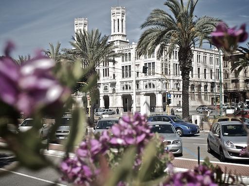 Das neoklassizistische Rathaus von Cagliari, von der Hafenpromenade Via Roma aus gesehen.