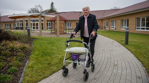 Eine 81-jährige Demenz-Patientin geht im Garten der Wohnanlage Tönebön am See in Hameln spazieren.