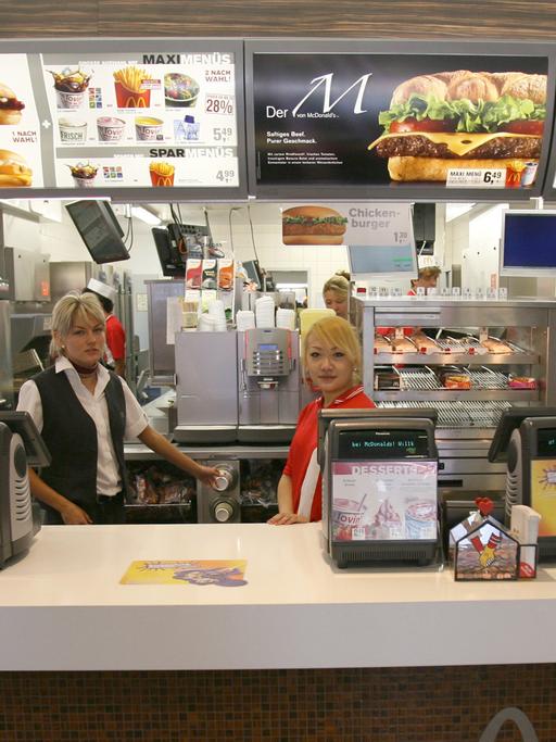 Arbeiten im Niedriglohn Sektor: Blick in eine McDonald's-Filiale im Berliner Stadtteil Kreuzberg