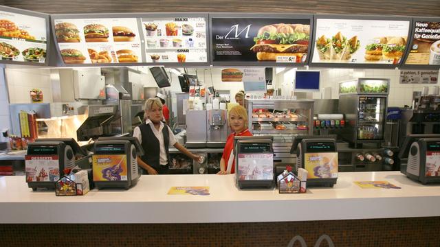 Arbeiten im Niedriglohn Sektor: Blick in eine McDonald's-Filiale im Berliner Stadtteil Kreuzberg