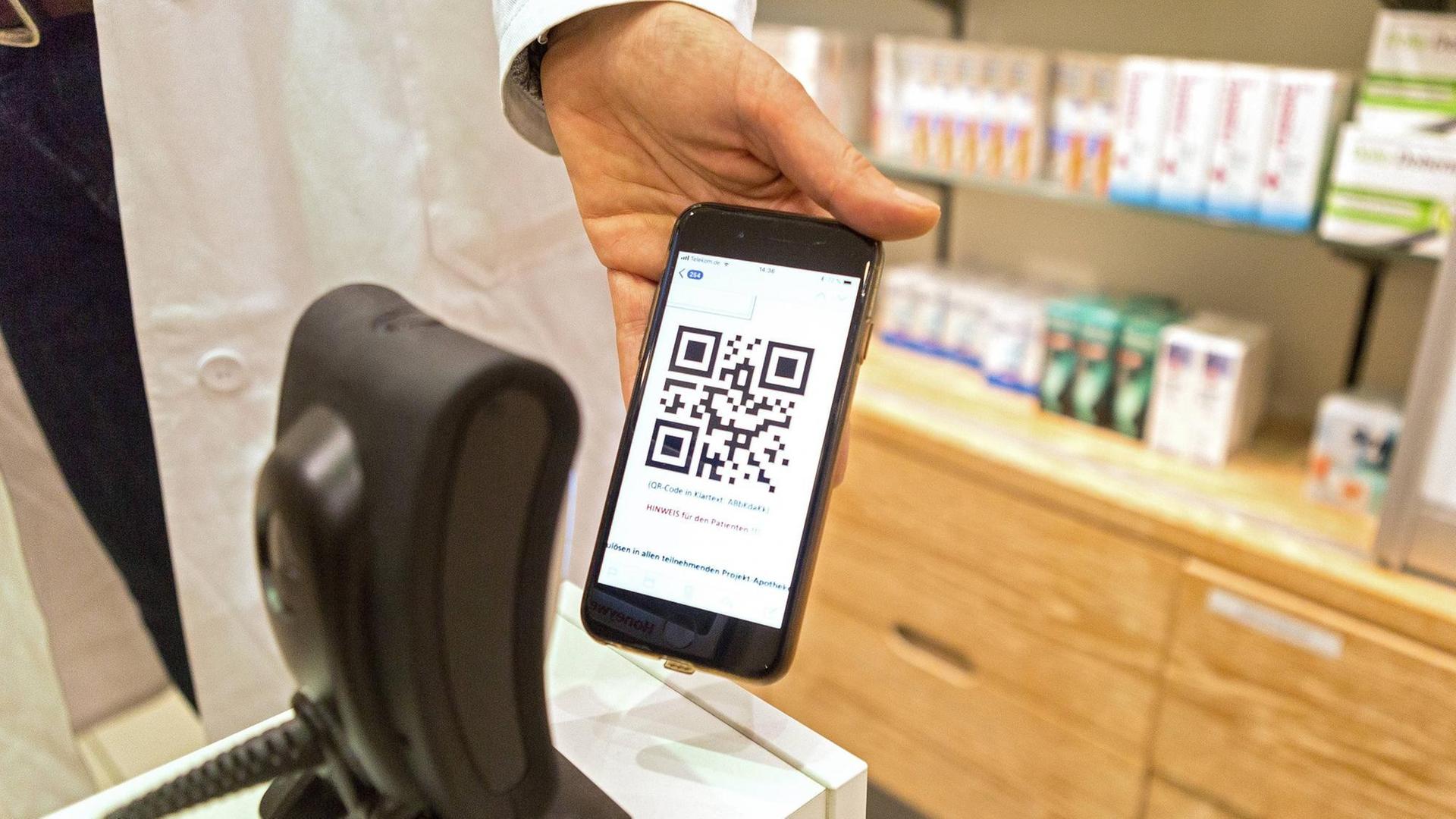 Digitales Arztrezept auf einem Smartphone in der Adler Apotheke in Hamburg-Wandsbek. Mit einem 18-monatigen Pilotprojekt will die Techniker Krankenkasse (TK) den Nutzen von elektronischen Rezepten pruefen. Digitales Arztrezept auf einem Smartphone in der Adler Apotheke in Hamburg-Wandsbek. Mit einem 18-monatigen Pilotprojekt will die Techniker Krankenkasse (TK) den Nutzen von elektronischen Rezepten pruefen.