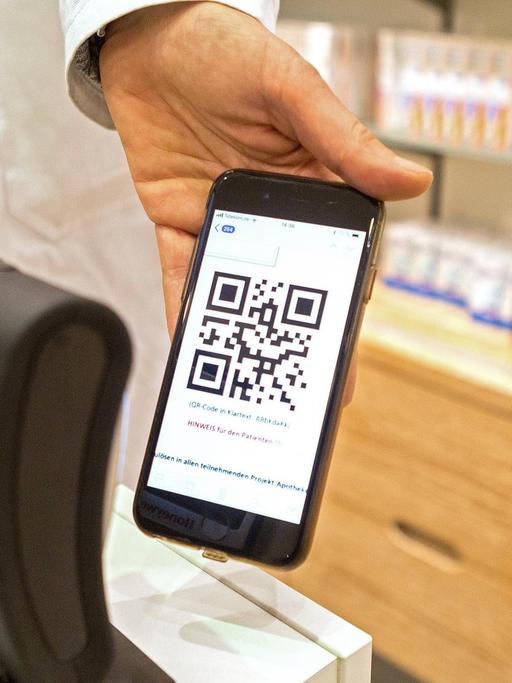Digitales Arztrezept auf einem Smartphone in der Adler Apotheke in Hamburg-Wandsbek. Mit einem 18-monatigen Pilotprojekt will die Techniker Krankenkasse (TK) den Nutzen von elektronischen Rezepten pruefen.