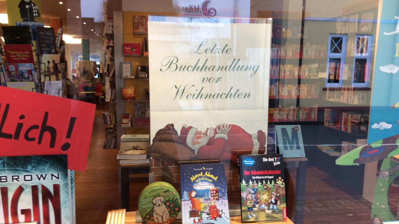 Blick ins Schaufenster der Buchhandlung Schatulle Blick ins Schaufenster der Buchhandlung Schatulle