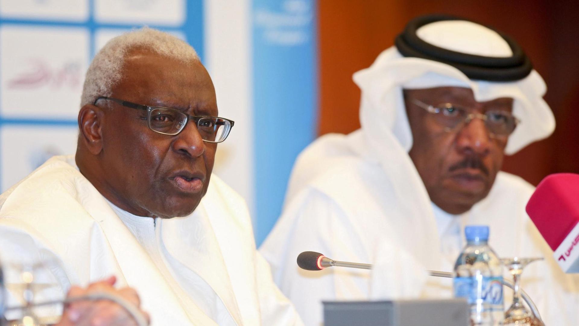 Der Präsident des Internationalen Leichtathletikverbandes (IAAF), der Senegalese Lamine Diack, und der Präsident des Katarischen Leichtathletikverbandes, Dahlan al Hamad, am 14. Mai 2015 in Doha. Der Präsident des Internationalen Leichtathletikverbandes (IAAF), der Senegalese Lamine Diack, und der Präsident des Katarischen Leichtathletikverbandes, Dahlan al Hamad, am 14. Mai 2015 in Doha.