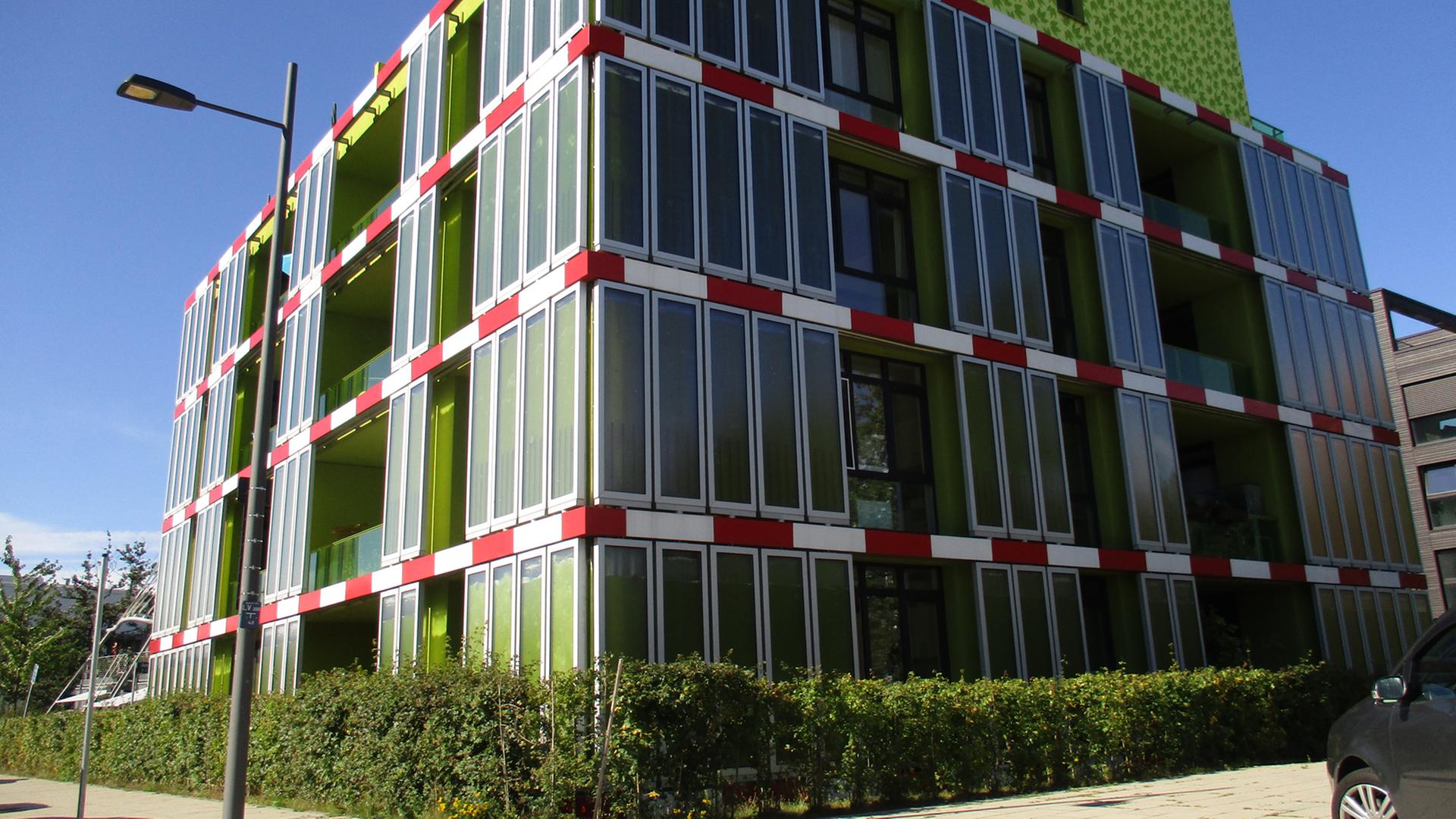 An der Fassade des "BIQ-Hauses" auf dem Gelände der Internationalen Bauausstellung (2013) in Hamburg steht Hauses sind Glaselemente angebracht, in denen zur Energieerzeugung Mikroalgen gezüchtet werden sollen. An der Fassade des "BIQ-Hauses" auf dem Gelände der Internationalen Bauausstellung (2013) in Hamburg steht Hauses sind Glaselemente angebracht, in denen zur Energieerzeugung Mikroalgen gezüchtet werden sollen.
