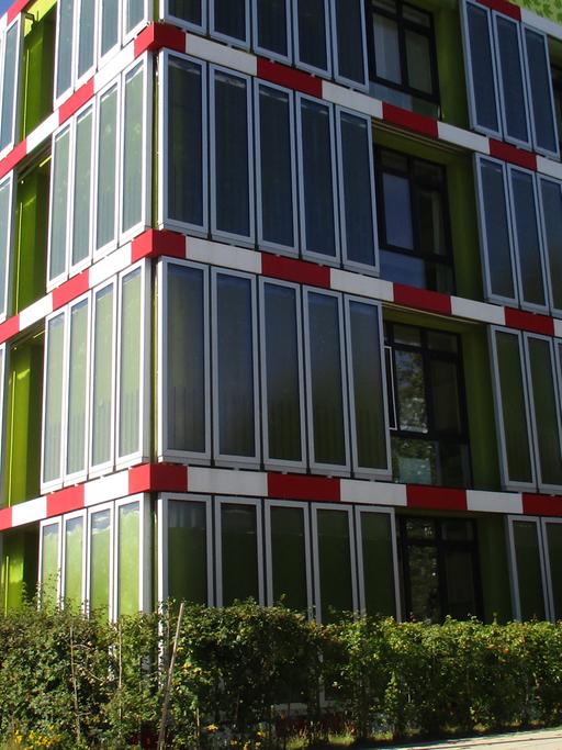 An der Fassade des "BIQ-Hauses" auf dem Gelände der Internationalen Bauausstellung (2013) in Hamburg steht Hauses sind Glaselemente angebracht, in denen zur Energieerzeugung Mikroalgen gezüchtet werden sollen.