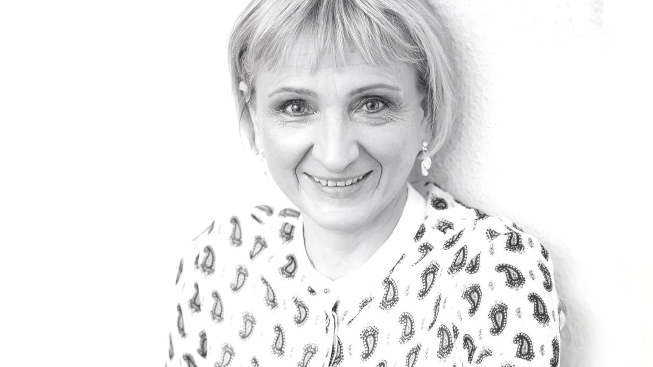 Die Autorin Ingrid König in schwarz-weiß Die Autorin Ingrid König in schwarz-weiß