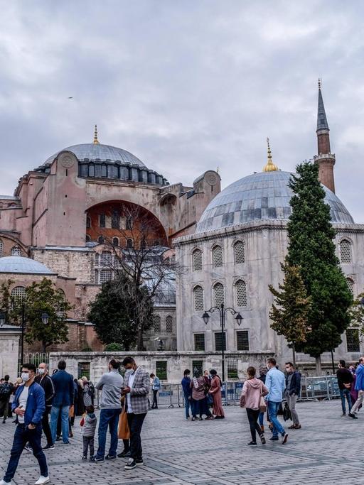 Außenansicht der Hagia Sophie an Istanbul mit Besuchern auf dem Vorplatz