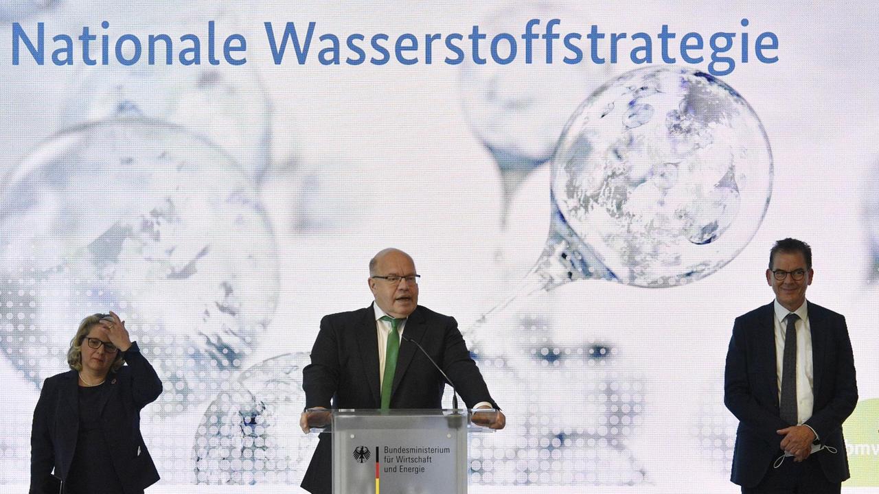 Bundeswirtschaftsminister Peter Altmaier (M, CDU), Entwicklungsminister Gerd Müller (r, CSU) und Bundesumweltministerin Svenja Schulze (SPD) während einer Pressekonferenz zur Vorstellung der Wasserstoffstrategie der Bundesregierung.
