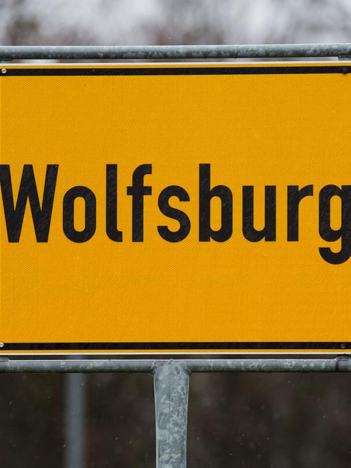 Ein gelbes Ortsschild von Wolfsburg.