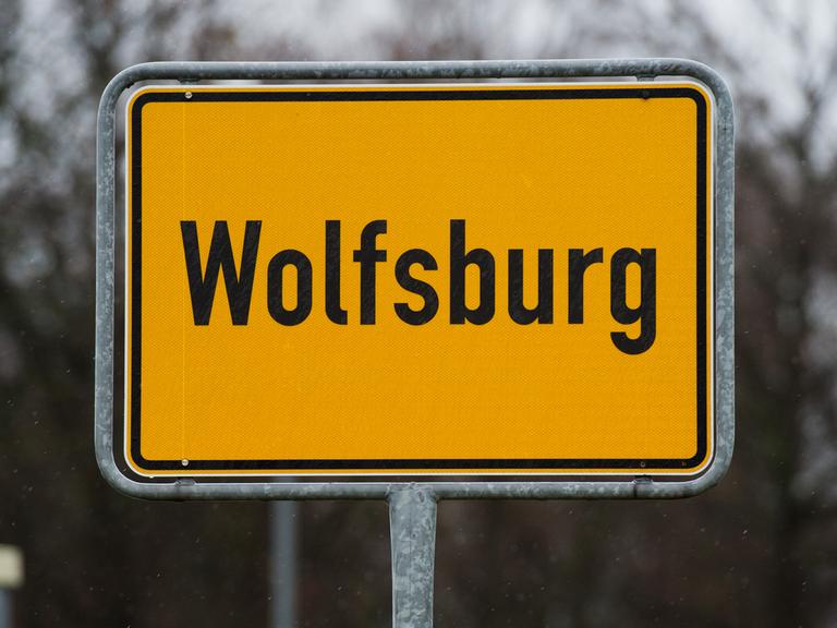 Ein gelbes Ortsschild von Wolfsburg.