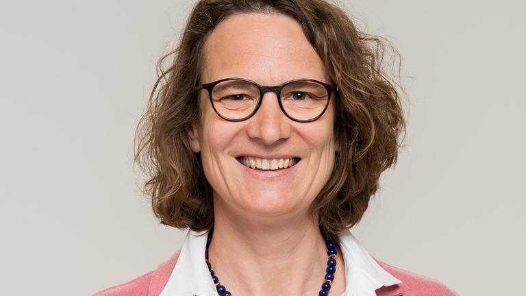 Die Theologin Christiane Tietz, im lachsfarbenen Blazer, schaut freundlich in die Kamera. Die Theologin Christiane Tietz, im lachsfarbenen Blazer, schaut freundlich in die Kamera.