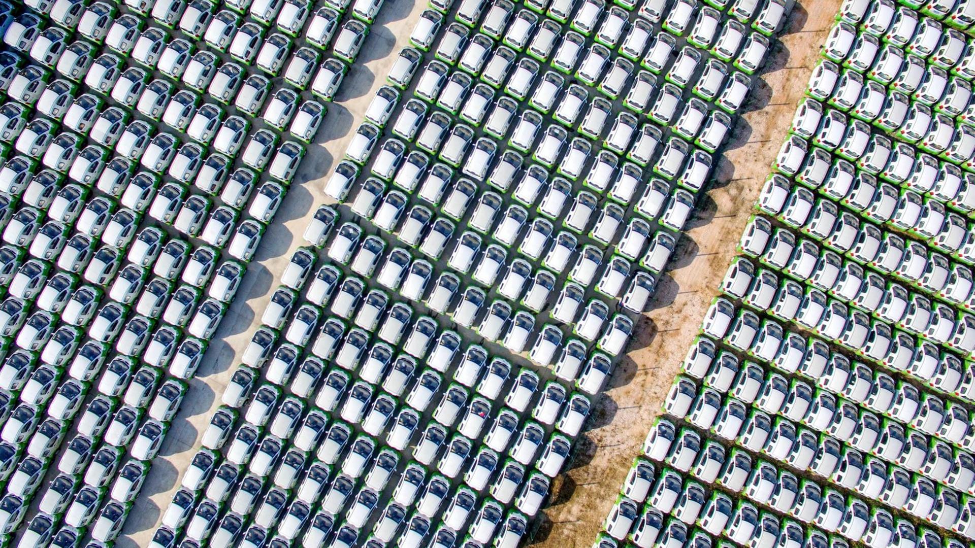 Ein riesen Parkplatz voller chinesischer Elektroautos in Reihen. Ein riesen Parkplatz voller chinesischer Elektroautos in Reihen.
