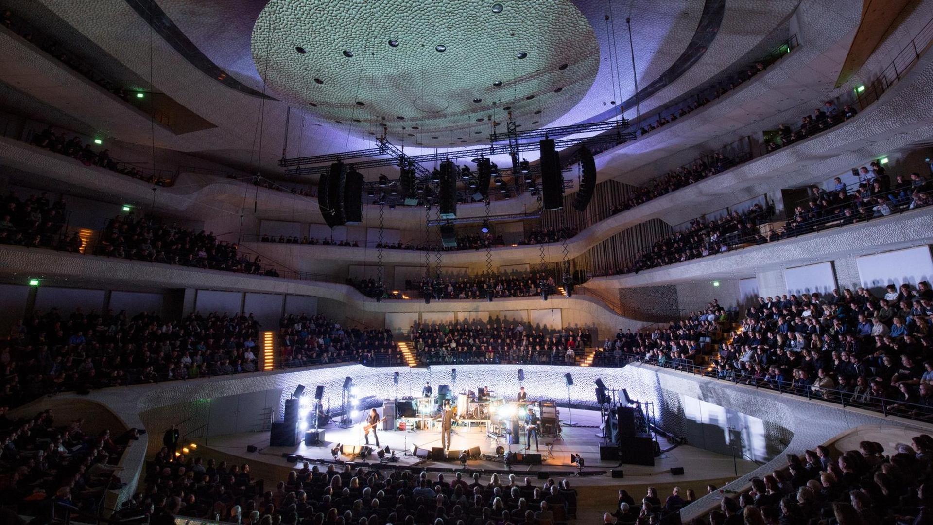 Die Band "Einstürzende Neubauten" mit Sänger Blixa Bargeld spielen am 21.01.2017 im Großen Saal der Elbphilharmonie in Hamburg. Die Band "Einstürzende Neubauten" mit Sänger Blixa Bargeld spielen am 21.01.2017 im Großen Saal der Elbphilharmonie in Hamburg.