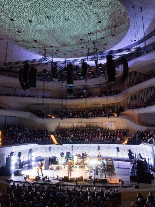 Die Band "Einstürzende Neubauten" mit Sänger Blixa Bargeld spielen am 21.01.2017 im Großen Saal der Elbphilharmonie in Hamburg.