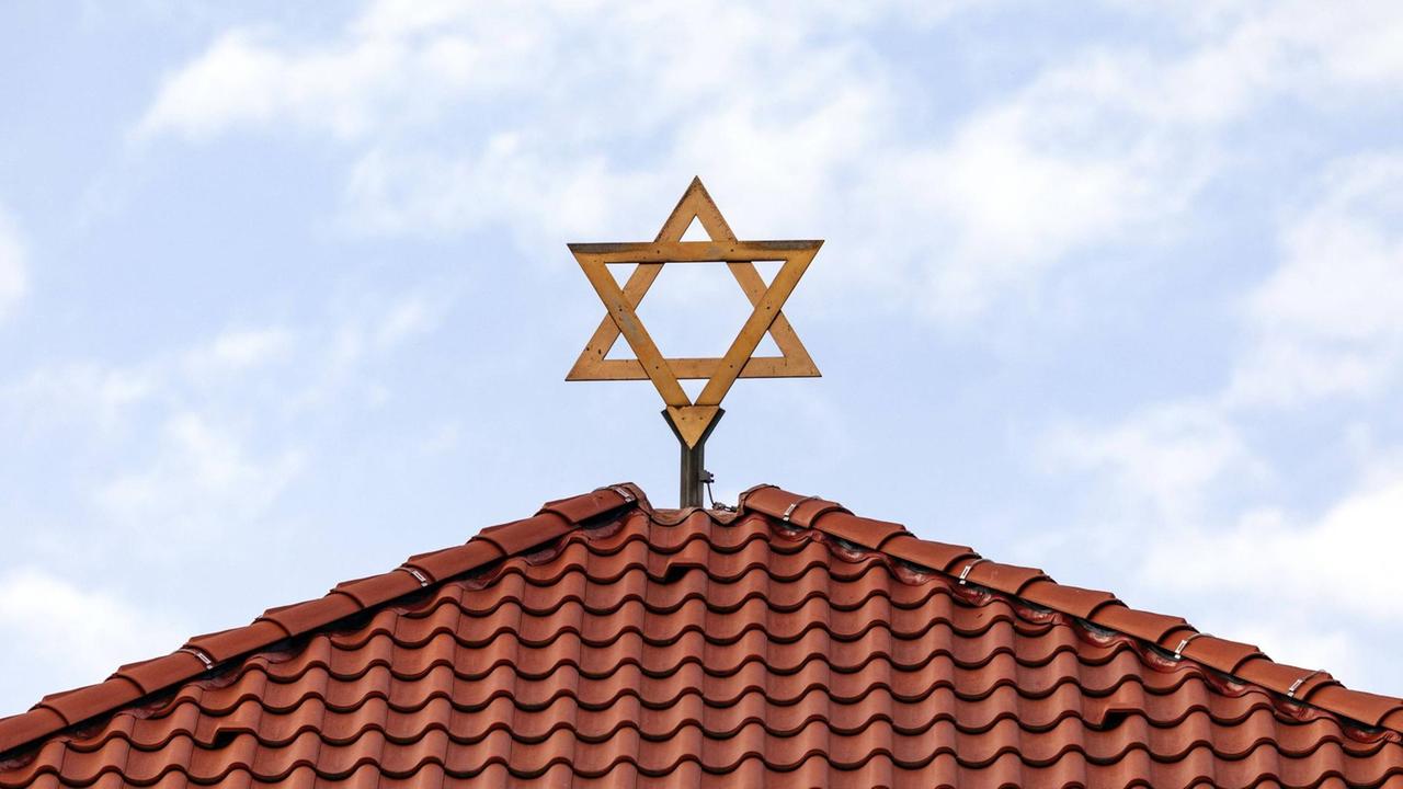 Davidstern am Eingang des Jüdischen Friedhofs in Bocklemünd. Köln, 11.05.2018 *** Star of David at the entrance of the Jewish cemetery in Bocklemünd Cologne 11 05 2018 Foto:xC.xHardtx/xFuturexImage Davidstern am Eingang des Jüdischen Friedhofs in Bocklemünd. Köln, 11.05.2018 *** Star of David at the entrance of the Jewish cemetery in Bocklemünd Cologne 11 05 2018 Foto:xC.xHardtx/xFuturexImage