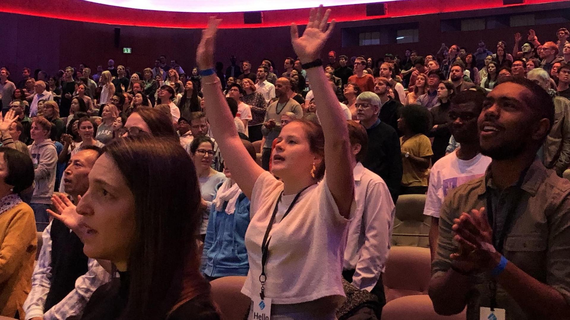 Menschen während eines Gottesdienstes der evangelikalen Saddleback-Gemeinde in Berlin Menschen während eines Gottesdienstes der evangelikalen Saddleback-Gemeinde in Berlin