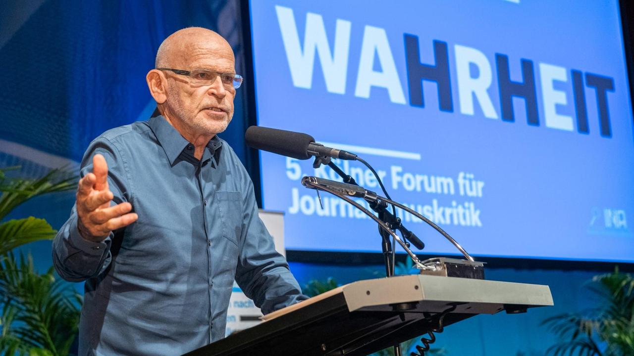 Günter Wallraff am Mikrofon Günter Wallraff am Mikrofon