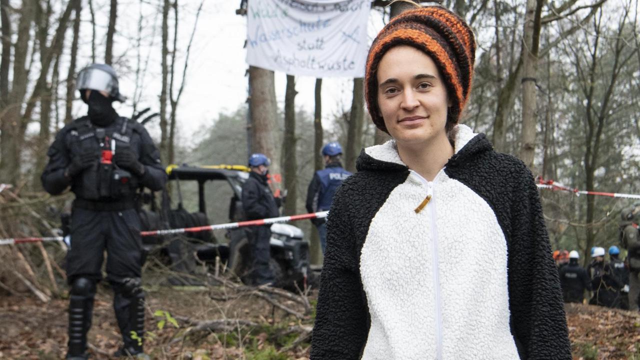 Die deutsche Umweltaktivistin und Kapitänin Carola Rackete begleitet die Protestaktionen gegen die Abholzung im Dannenröder Forst. Sie hatte im Juni 2019 als Kapitänin der Sea-Watch 3 Flüchtlinge im Mittelmeer aus Seenot gerettet. Die deutsche Umweltaktivistin und Kapitänin Carola Rackete begleitet die Protestaktionen gegen die Abholzung im Dannenröder Forst. Sie hatte im Juni 2019 als Kapitänin der Sea-Watch 3 Flüchtlinge im Mittelmeer aus Seenot gerettet.