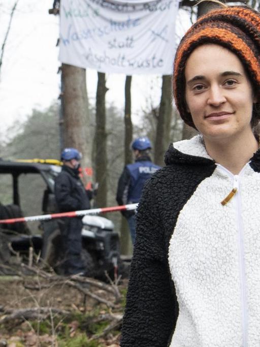 Die deutsche Umweltaktivistin und Kapitänin Carola Rackete begleitet die Protestaktionen gegen die Abholzung im Dannenröder Forst. Sie hatte im Juni 2019 als Kapitänin der Sea-Watch 3 Flüchtlinge im Mittelmeer aus Seenot gerettet.