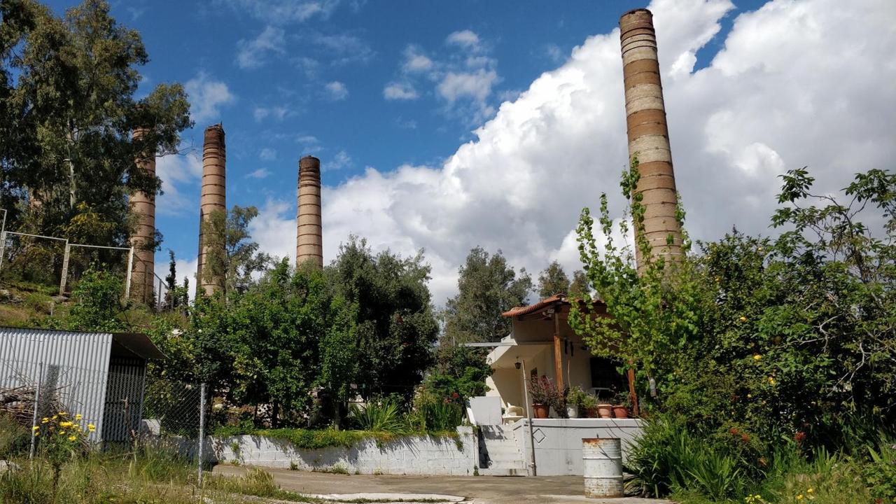 Stillgelegte Schornsteine einer Zementfabrik in Elefsina