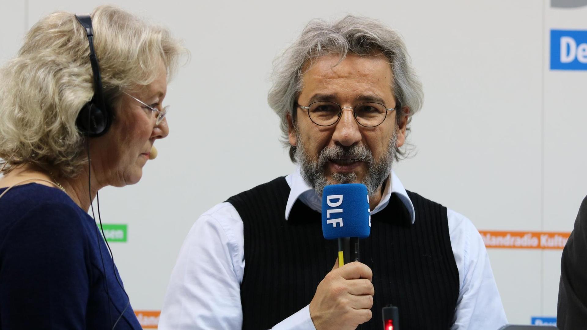 Angela Gutzeit, Deutschlandradio im Gespräch mit Can Dündar, ehem. Chefredakteur der türkischen Zeitung "Cumhuriyet" Angela Gutzeit, Deutschlandradio im Gespräch mit Can Dündar, ehem. Chefredakteur der türkischen Zeitung "Cumhuriyet"