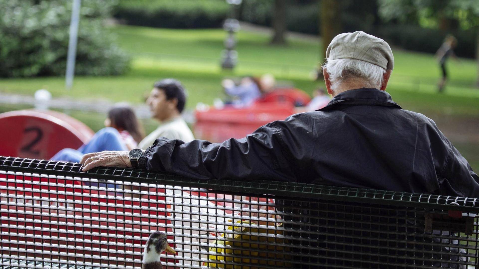 Rentner auf Parkbank im Volksgarten. Köln Rentner auf Parkbank im Volksgarten. Köln