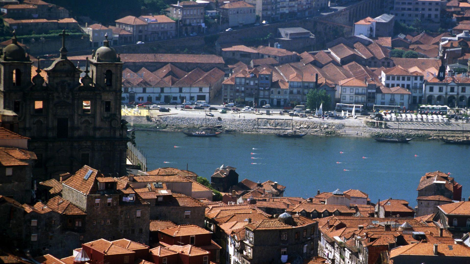 Blick auf die portugiesische Hafenstadt Porto. Ihr historisches Zentrum ist seit 1996 Unesco-Weltkulturerbe. Blick auf die portugiesische Hafenstadt Porto. Ihr historisches Zentrum ist seit 1996 Unesco-Weltkulturerbe.