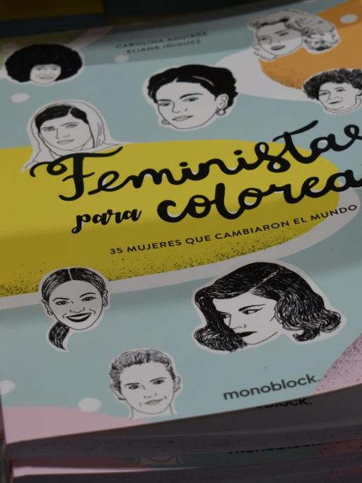 Zu sehen ist ein Stapel Malbücher mit buntem Deckblatt und der Aufschrift "Feministas para colorear"