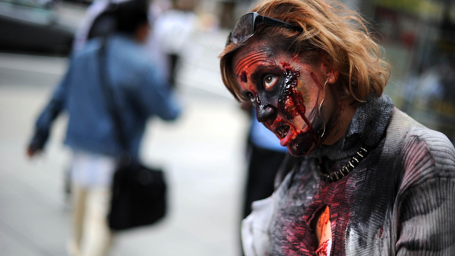 Eine Schauspielerin ist als Zombie verkleidet im Rahmen einer Promoaktion für "The Walking Dead".