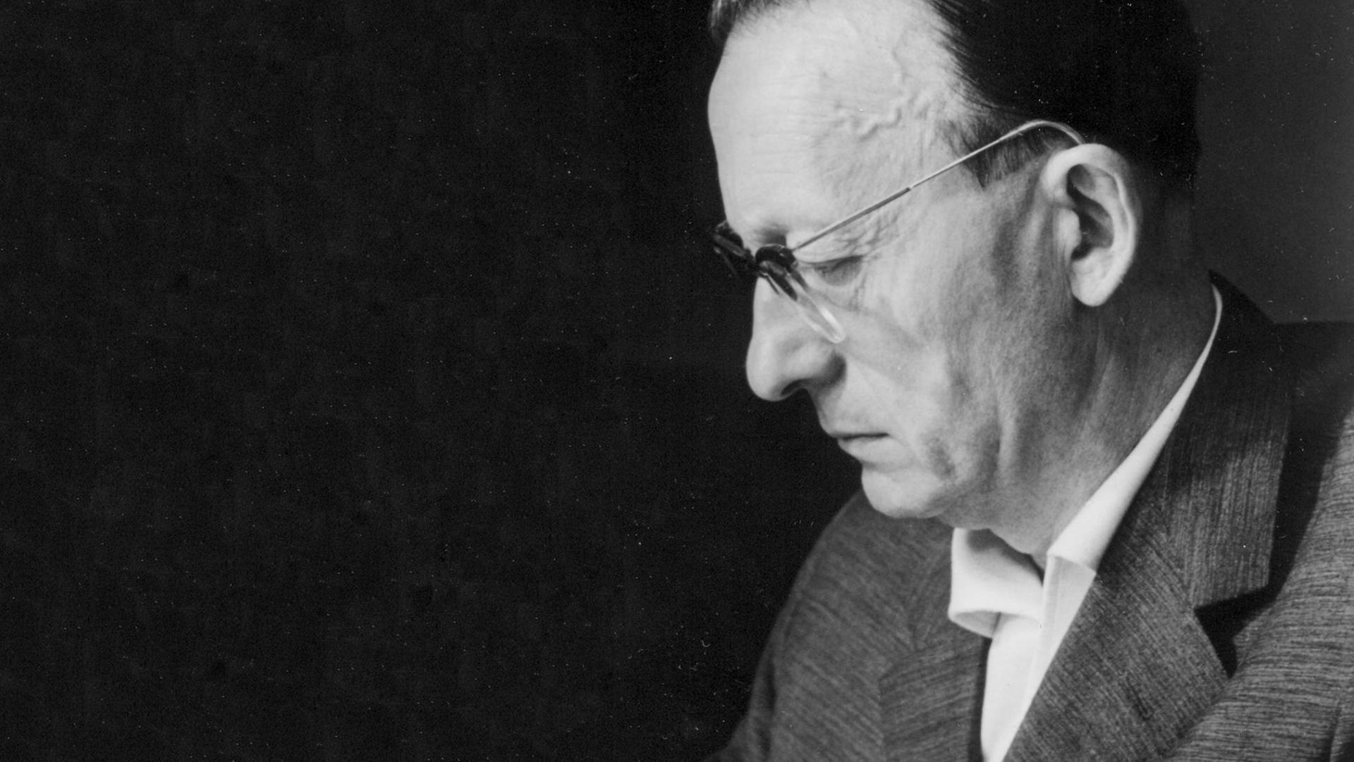 Ein Profilportrait des Komponisten mit Brille in schwarz/weiss-Fotografie Ein Profilportrait des Komponisten mit Brille in schwarz/weiss-Fotografie