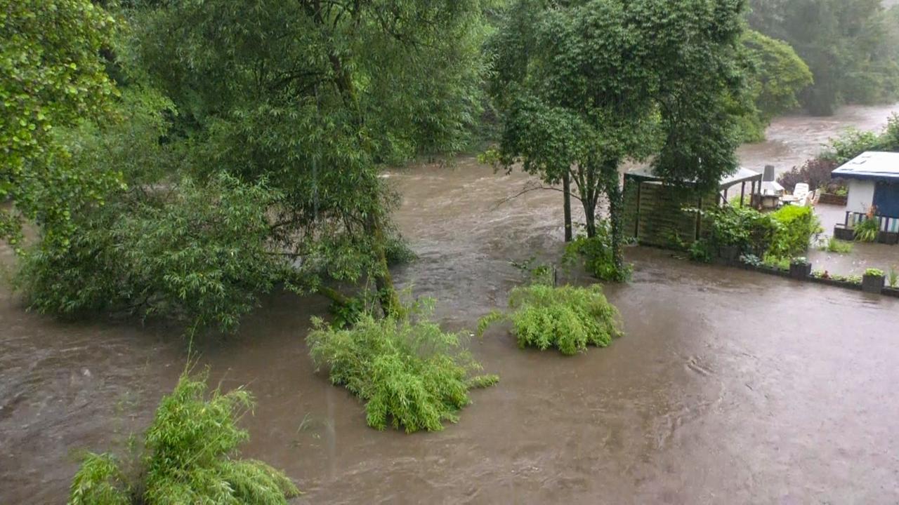 Ein Gewässer ist über die Ufer getreten.