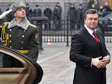Der neue Präsident der Ukraine, Viktor Janukowitsch, hat in Kiew seinen Amtseid abgelegt. Der neue Präsident der Ukraine, Viktor Janukowitsch, hat in Kiew seinen Amtseid abgelegt.