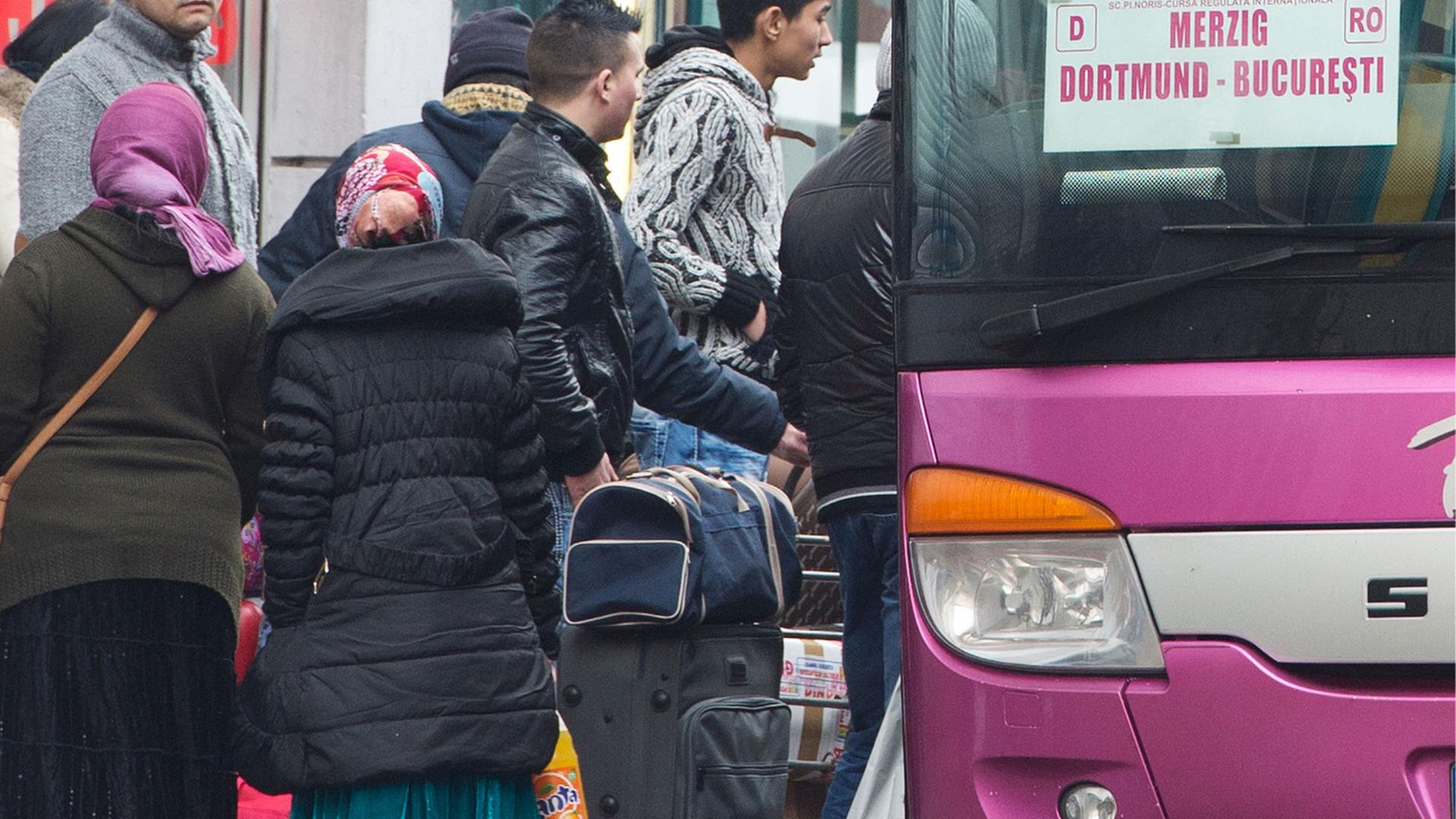 Einer der täglichen Linienbusse nach Rumänien in Frankfurt am Main. Viele, die hier einsteigen, pendeln regelmäßig zwischen ihrer Heimat und einer Arbeitsstelle in Deutschland. Einer der täglichen Linienbusse nach Rumänien in Frankfurt am Main. Viele, die hier einsteigen, pendeln regelmäßig zwischen ihrer Heimat und einer Arbeitsstelle in Deutschland.