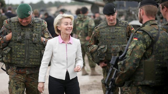 Bundesverteidigungsministerin Ursula von der Leyen (CDU) spricht am 18.06.2015 auf einem Truppenübungsplatz in der Nähe des polnischen Ortes Sagan nach der ersten Übung zur Verlegung der Nato-Speerspitze - Noble Jump - mit deutschen Soldaten.