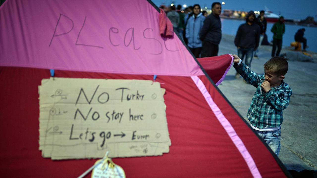 Auf einem Zelt im Flüchtlingslager Chios in Griechenland steht "Nicht in die Türkei, nicht hier bleiben, lasst uns nach Europa gehen." Auf einem Zelt im Flüchtlingslager Chios in Griechenland steht "Nicht in die Türkei, nicht hier bleiben, lasst uns nach Europa gehen."