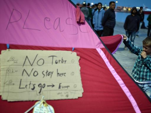 Auf einem Zelt im Flüchtlingslager Chios in Griechenland steht "Nicht in die Türkei, nicht hier bleiben, lasst uns nach Europa gehen."